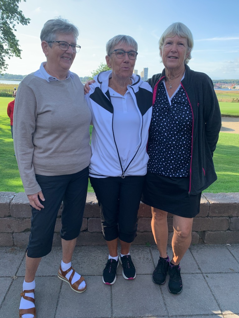 Tre nöjda pristagare Torsdagsgolfen Damer 2023